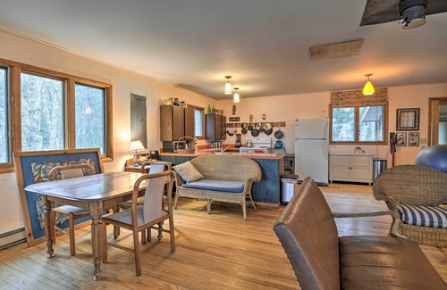 Northport Cabaña | Idyllic Northport Cottage, Walk to Lakeside!