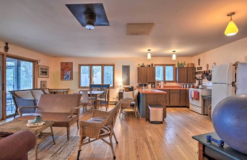 Northport Cabaña | Idyllic Northport Cottage, Walk to Lakeside!
