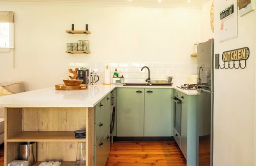 Constantia Cabaña | Charming one bed cottage: Breathtaking vineyard views to mountains beyond
