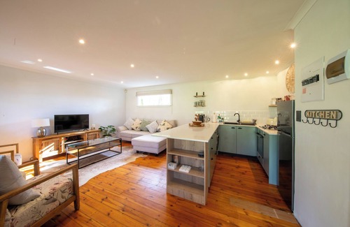 Constantia Cabaña | Charming one bed cottage: Breathtaking vineyard views to mountains beyond