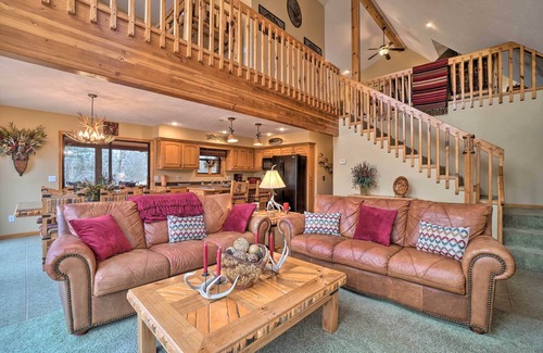 Golden Cabina | Idyllic Table Rock Lake Cabin w/ Fire Pit!