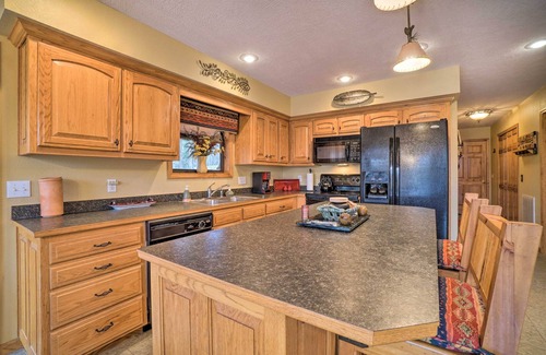 Golden Cabina | Idyllic Table Rock Lake Cabin w/ Fire Pit!
