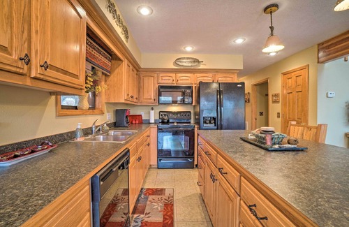 Golden Cabina | Idyllic Table Rock Lake Cabin w/ Fire Pit!