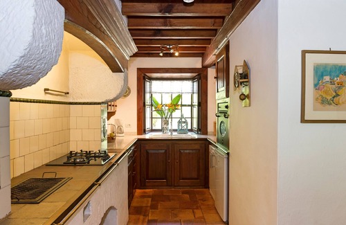 El Paso Casa | Idyllic volcanic stone chalet in a pine grove on the edge of the national park