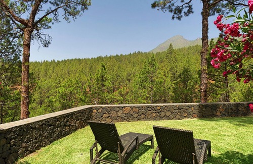 El Paso Casa | Idyllic volcanic stone chalet in a pine grove on the edge of the national park