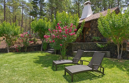 El Paso Casa | Idyllic volcanic stone chalet in a pine grove on the edge of the national park