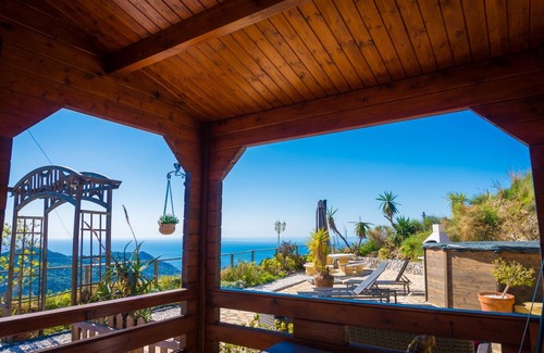 Nerja Casa | Idílicas casas de madera con impresionantes vistas al mar.
