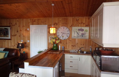 Uckington Casa | Idyllically situated Log Cabin, Fantastic view, Log Burner 4 miles to Stratford