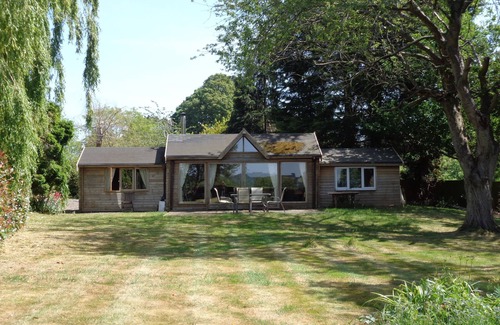 Uckington Casa | Idyllically situated Log Cabin, Fantastic view, Log Burner 4 miles to Stratford