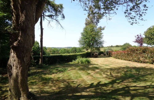 Uckington Casa | Idyllically situated Log Cabin, Fantastic view, Log Burner 4 miles to Stratford