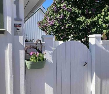 Larvik Apartamento | Idyllisk lite anneks med enestående uteplass