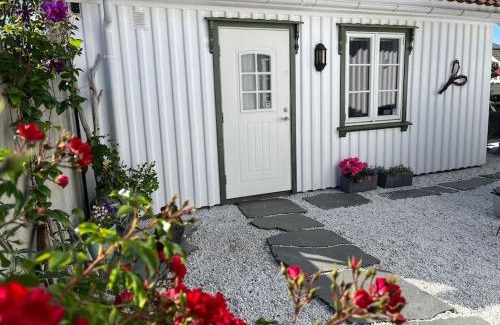 Larvik Apartamento | Idyllisk lite anneks med enestående uteplass