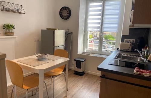 Arromanches-les-Bains Apartamento | Il y a de l'amour dans l'air - studio lit king size