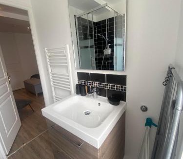 Arromanches-les-Bains Apartamento | Il y a de l'amour dans l'air - studio lit king size