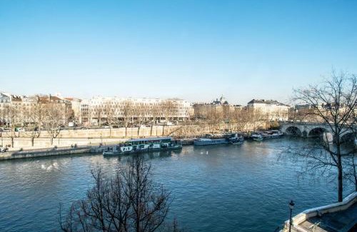Les Iles Apartamento | Ile Saint Louis & Direct River Views - 2BR - CityApartmentStay