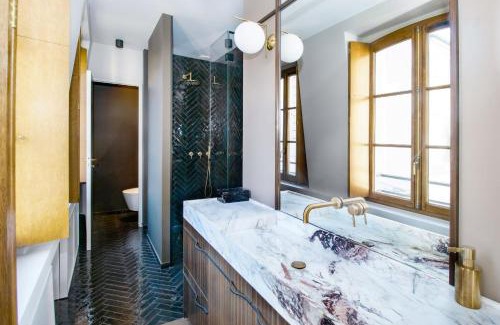 Les Iles Apartamento | Ile Saint Louis & Direct River Views - 2BR - CityApartmentStay