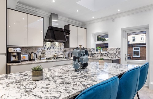Loxford Casa | Ilford Gem: Your Stylish, Central 4BR Home For 10