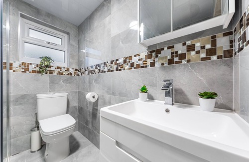 Loxford Casa | Ilford Gem: Your Stylish, Central 4BR Home For 10
