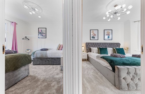 Loxford Casa | Ilford Gem: Your Stylish, Central 4BR Home For 10