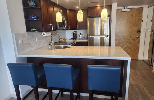 Waikiki Condominio | Ilikai 1129 - Fully remodeled unit with full kitchen and spectacular ocean view