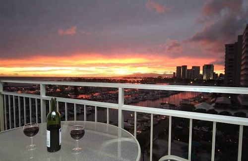 Waikiki Condominio | Ilikai 1639 Ocean / Sunset / Marina Views - King Bed - Steps to Lagoon and Beach