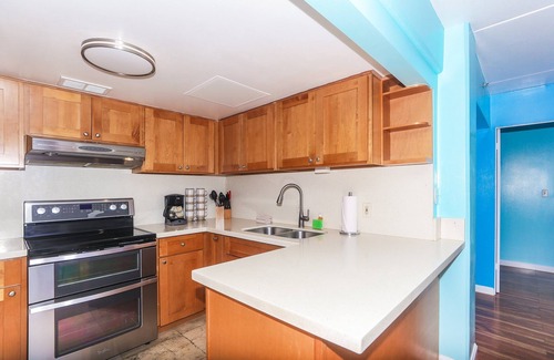 Waikiki Condominio | Ilikai Tower 1934 Condo with Fully Equipped Kitchen - Great for longer stays! by RedAwning