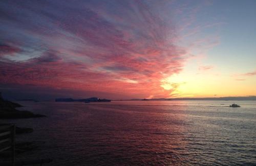 Ilulissat Casa | Illu Rental - Green House with Iceberg view