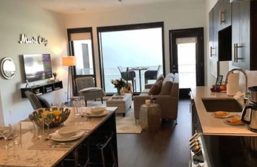 Edgehill Condominio | ILLUME / Modern New Condo / Pool & Downtown Views / Gym