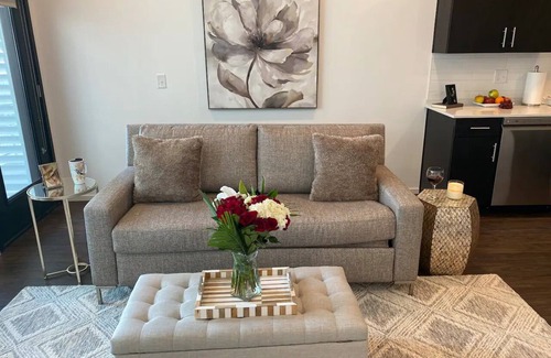 Edgehill Condominio | ILLUME / Modern New Condo / Pool & Downtown Views / Gym
