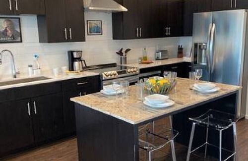 Edgehill Condominio | ILLUME / Modern New Condo / Pool & Downtown Views / Gym
