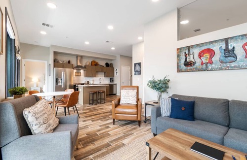 Edgehill Condominio | Illume - New Modern downtown Views with a Pool
