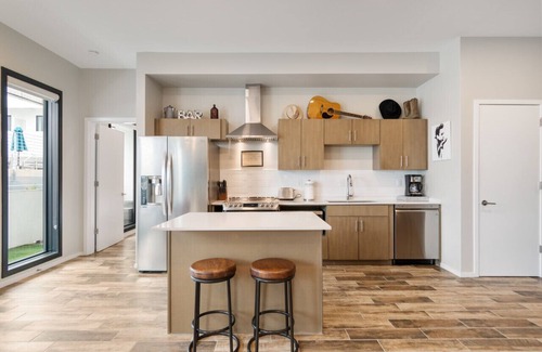 Edgehill Condominio | Illume - New Modern downtown Views with a Pool