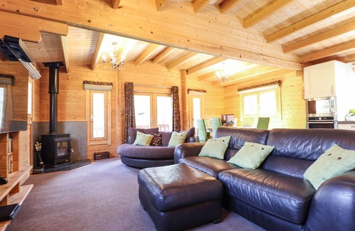 Louth Cabaña | ILODGE 73, family friendly, with hot tub in Louth