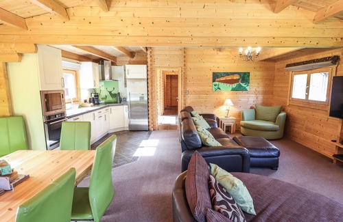 Louth Cabaña | ILODGE 73, family friendly, with hot tub in Louth