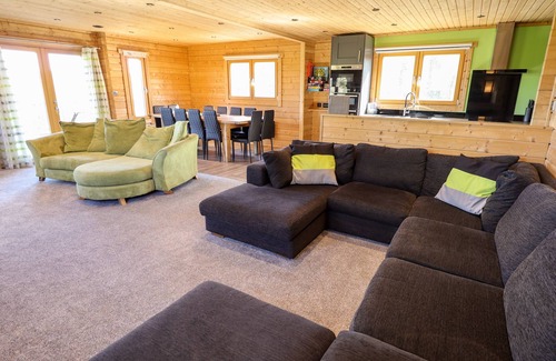 Louth Cabaña | ILODGE ULTRA, family friendly, with hot tub in Louth