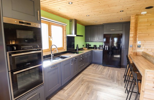 Louth Cabaña | ILODGE ULTRA, family friendly, with hot tub in Louth