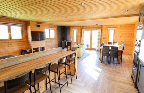 Louth Cabaña | ILODGE ULTRA, family friendly, with hot tub in Louth