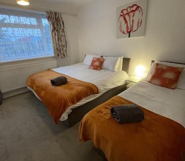 Luton Casa | Immaculate 3-Bed House in Luton