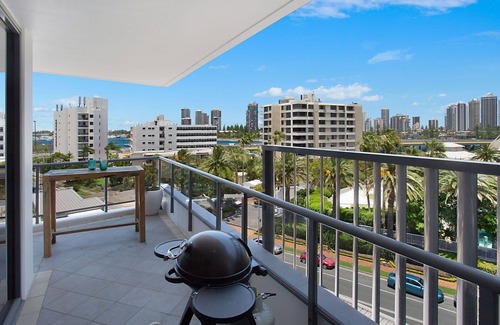 Southport Apartamento | Inmaculado apartamento de 3 dormitorios en el centro de Gold Coast Con estilo moderno