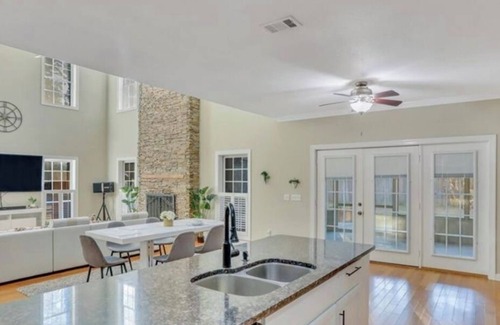 Talahi Island Casa | Immaculate 3850 sqft SAVANNAH home for entire family and friends to enjoy