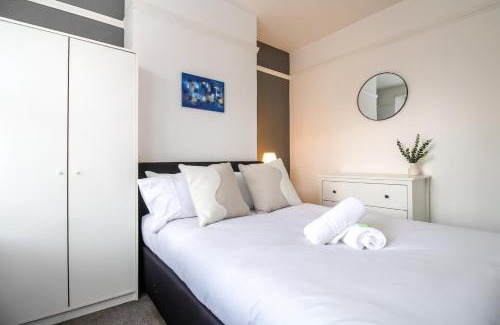Northampton Apartamento | Immaculate 4-bed Home in Northampton by Renzo, Perfect for Contractors, Sleeps 7!