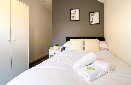 Northampton Apartamento | Immaculate 4-bed Home in Northampton by Renzo, Perfect for Contractors, Sleeps 7!