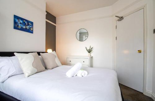 Northampton Apartamento | Immaculate 4-bed Home in Northampton by Renzo, Perfect for Contractors, Sleeps 7!