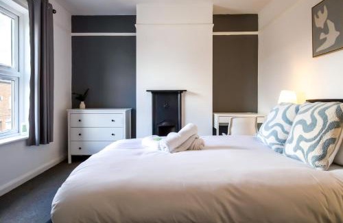Northampton Apartamento | Immaculate 4-bed Home in Northampton by Renzo, Perfect for Contractors, Sleeps 7!