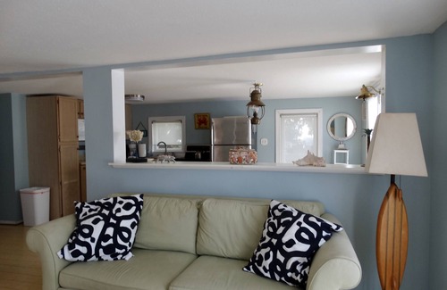 Tybee Island Casa | Casa moderna y cómoda de 2 dormitorios y 2 baños en el extremo norte de Tybee; Maravilloso valor!