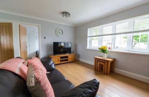 Scurlage Casa | Immaculate Gower Getaway with Pool & Facilities