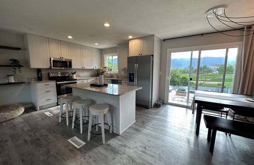 Southeast Colorado Springs Casa | Immaculate Mountain Views Home