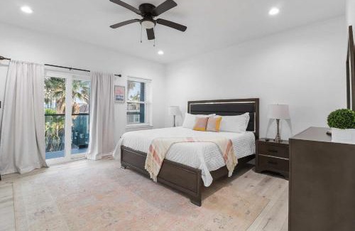 South Padre Island Casa | Immaculate Townhouse w Pool & Balcony South Padre