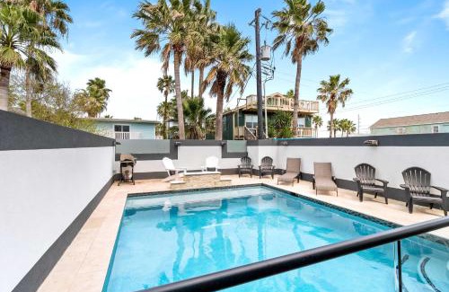 South Padre Island Casa | Immaculate Townhouse w Pool & Balcony South Padre