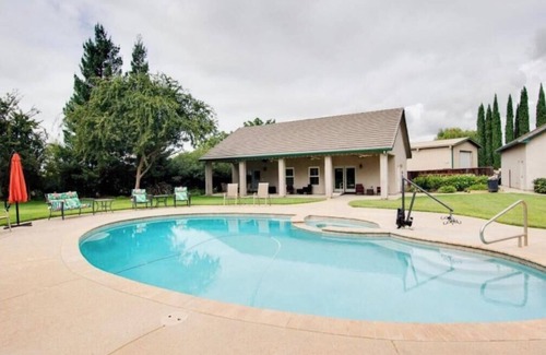 Oakdale Casa | Immaculate Unit, pool,large landscaped yard!